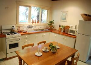 A kitchen or kitchenette at Allenvale
