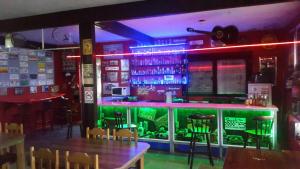 eine Bar mit grüner Beleuchtung in einem Restaurant in der Unterkunft Pousada ECO in Corupá