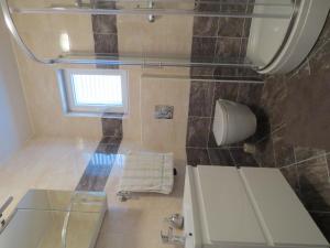 Ένα μπάνιο στο Apartment DENIS