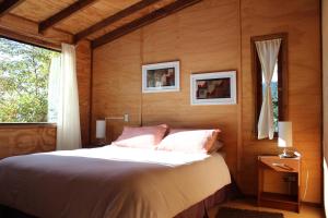 Giường trong phòng chung tại Cabañas Mas Ke Miel
