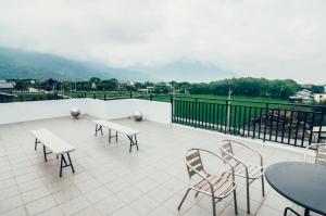 Un patio con mesas y sillas y vista a una montaña. en Zai Yan Yan 259 B&B, en Jian 38 fotos más