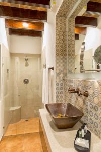 a bathroom with a bowl sink and a shower at Morazul Hotel Boutique in Querétaro