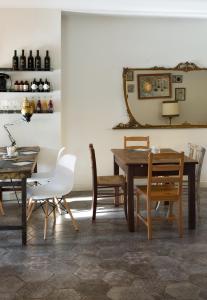 - une salle à manger avec une table, des chaises et un miroir dans l'établissement Brusco rooms, à Côme