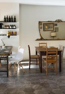 a dining room with a table and chairs and a mirror at Brusco rooms in Como