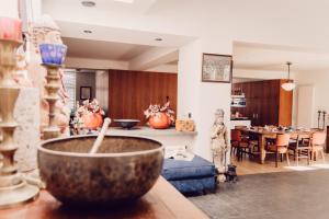 Cadier en KeerB&B Calidier的厨房以及带碗的桌子客厅 更多29张照片