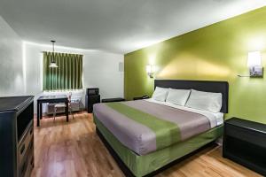 Кровать или кровати в номере Motel 6-Augusta, KS