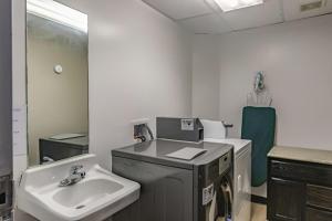 Kúpeľňa v ubytovaní Motel 6-Augusta, KS