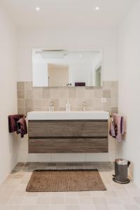 Cadier en KeerB&B Calidier的浴室里有洗手池和镜子