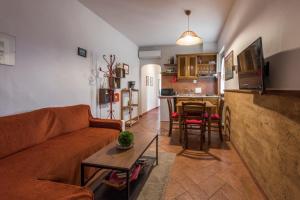 ein Wohnzimmer mit einem Sofa und einem Tisch in der Unterkunft Piccolo Iris Firenze in Florenz