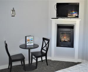 TV a/nebo společenská místnost v ubytování Beachfront Manor Hotel