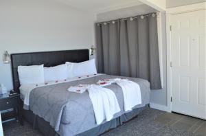 Postel nebo postele na pokoji v ubytování Beachfront Manor Hotel