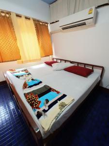曼谷的住宿－普拉蘇瑞旅館，一间卧室配有一张大床,床上有毯子