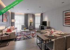 Le Grove Serviced Residences في سنغافورة: غرفة معيشة مع طاولة وأريكة