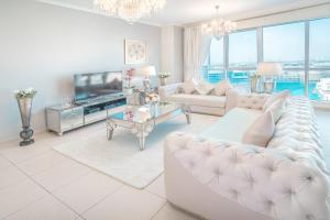 sala de estar con muebles blancos y ventana grande en Elite Royal Apartment - Full Burj Khalifa & Fountain View - Premium, en Dubái