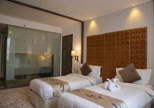 Regenta Central Hotel & Convention Centre Nagpur客房内的一张或多张床位