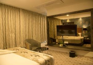 Regenta Central Hotel & Convention Centre Nagpur的电视和/或娱乐中心