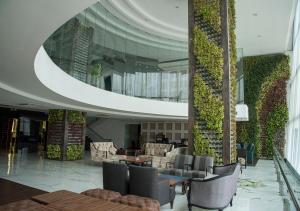 Lobby o reception area sa Regenta Central Hotel & Convention Centre Nagpur