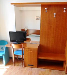 A television and/or entertainment centre at Hotel Traghetto