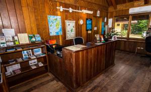 ein Geschäft mit Holzwänden und einer Theke in einem Zimmer in der Unterkunft Palau Carolines Resort in Koror