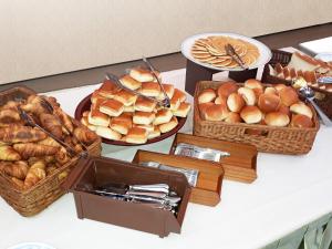 a table topped with lots of different types of bread at Hotel Koshuen in Wajima