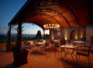 バルベリーノ・ディ・ヴァル・デルサにあるB&B Borgo Petrognano - Residenza d'Epocaの建物内のテーブルと椅子のあるレストラン