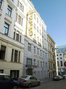 un edificio blanco con un signo familiar de hotel en él en Hotel Terminus, en Viena