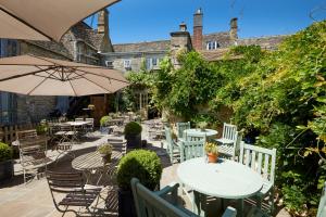 A restaurant or other place to eat at Burford House BH