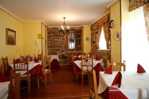 カストロ・カルデーラスにあるHotel Pousada Vicente Riscoのテーブルと椅子と赤いナプキンを用意したレストラン