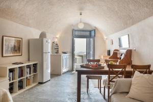 Χώρος καθιστικού στο Andreas Cultural Cave House in Imerovigli, Santorini +27 φωτογραφίες