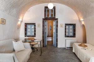 Posezení v ubytování Andreas Cultural Cave House in Imerovigli, Santorini