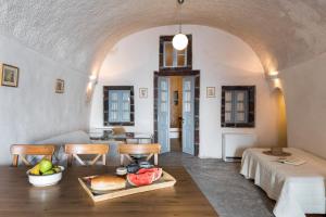 Χώρος καθιστικού στο Andreas Cultural Cave House in Imerovigli, Santorini