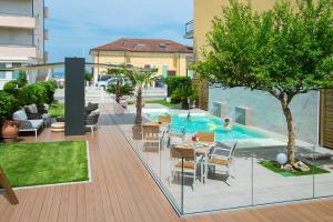 Swimmingpoolen hos eller tæt på Hotel Olimpia + 26 billeder