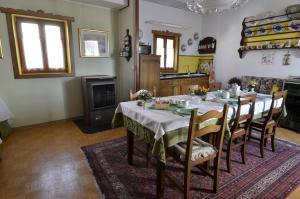 a dining room with a table and chairs in a kitchen at B&B Marie Therese in Torreano