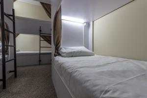 Postel nebo postele na pokoji v ubytování hi Hostel