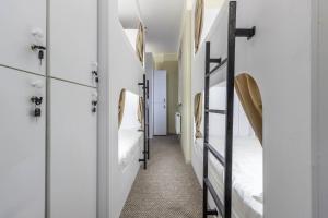 Postel nebo postele na pokoji v ubytování hi Hostel