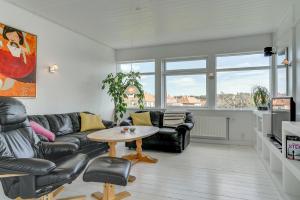 Ruang duduk di Løkken Bright Apartment (Sommerlyst)
