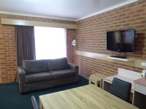A television and/or entertainment centre at Colonial Motor Inn Bairnsdale Golden Chain Property