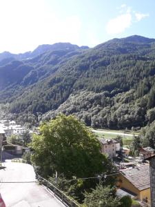 Vista generica sulle montagne o vista sulle montagne dall'interno della casa vacanze