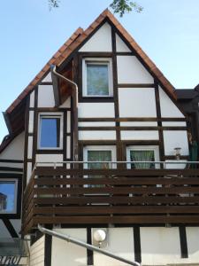 uma casa em enxaimel com uma varanda em Ferienwohnung Janus Altstadt-Hameln Haus 1 inklusive Parkplatz mit und ohne Balkon em Hameln