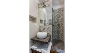 A bathroom at NovaNova Még 33 kép