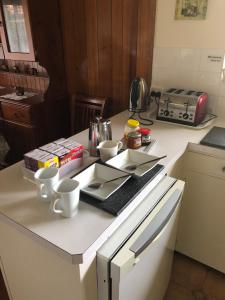 a kitchen counter with two cups and a keyboard at Admurraya House Bed & Breakfast in Rutherglen