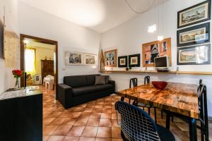 a living room with a table and a couch at Cà Tolentini in Venice