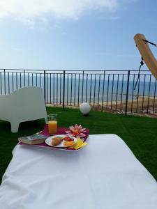 uma bandeja de comida numa mesa com vista para o oceano em B&B Vista sul Mare em Porto Empedocle