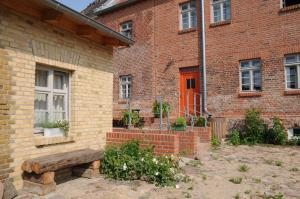 a brick building with a bench in front of it at Mirabellenhof-Fewo mit Terrasse in Biesenthal