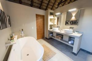 Et badeværelse på Bushbaby River Lodge