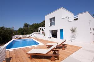 兹曼Villa Artemis的带游泳池和房子的别墅