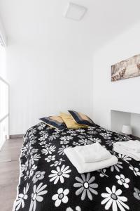 1 dormitorio con 1 cama con manta blanca y negra en E-52 Apartment in center en Budapest