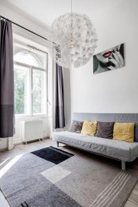 sala de estar con sofá y lámpara de araña en E-52 Apartment in center en Budapest