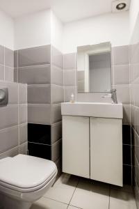 y baño con aseo blanco y lavamanos. en E-52 Apartment in center en Budapest