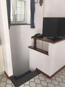 Telewizja i/lub zestaw kina domowego w obiekcie Hotel Residence Villa Igea Capri